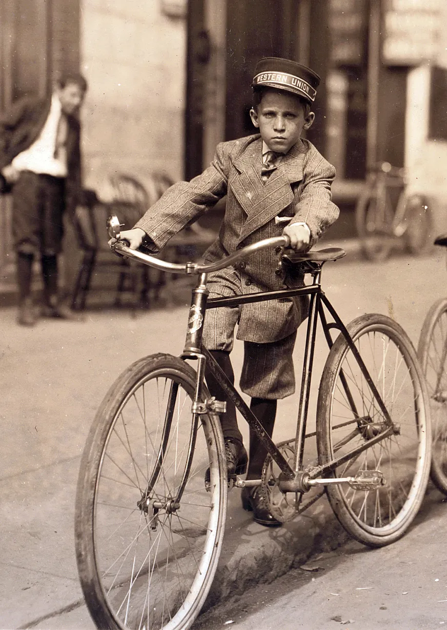 Uno de los pequeños bicimensajeros fotografiados por Lewis Hine.