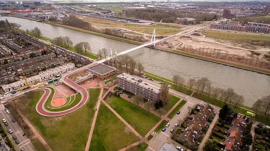 El puente, desde el aire. (Foto: Maurice Iseger. NEXT Architects).