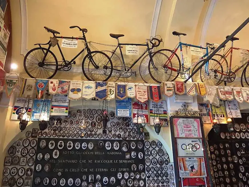 Interior de la Madonna del Ghisallo.