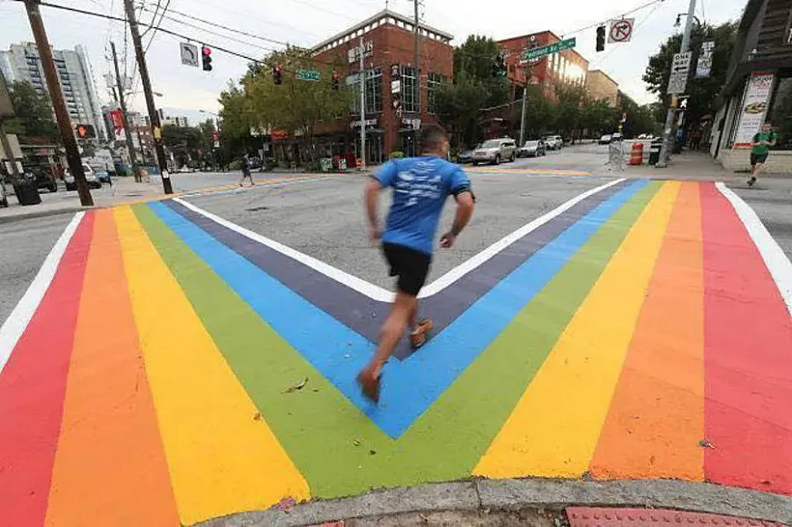 Pasos de cebra arcoiris en Atlanta, EE UU