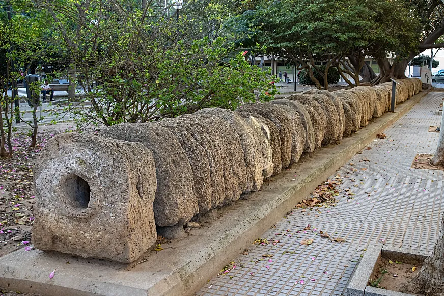 Restos del Acueducto Romano del Parque Erytheia y Kotinoussa en Cádiz.