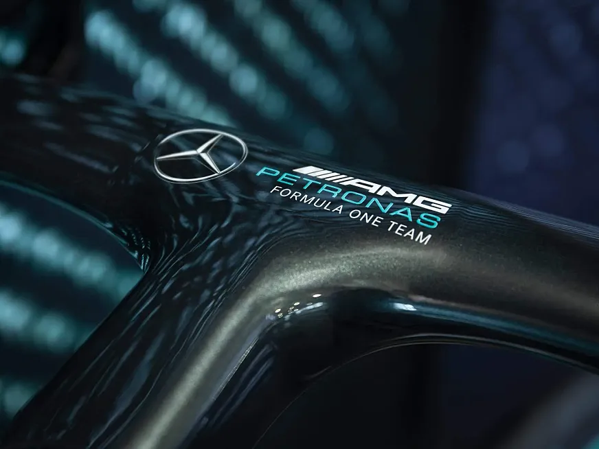 ¿Te imaginas ponerte a los mandos de esta Mercedes AMG f-1 Team-V11?