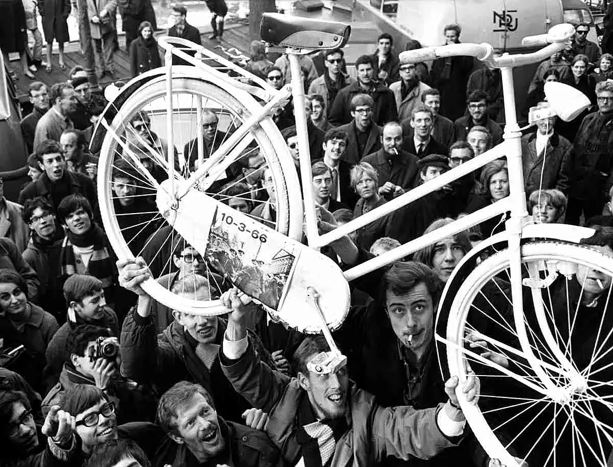 Provo: anarquía y bicicletas blancas