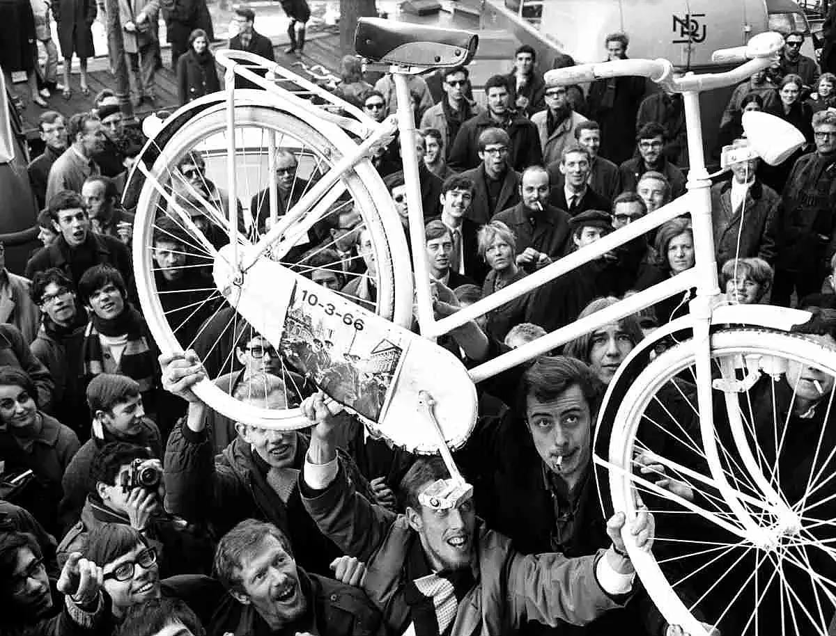 Provo: anarqu&iacute;a y bicicletas blancas