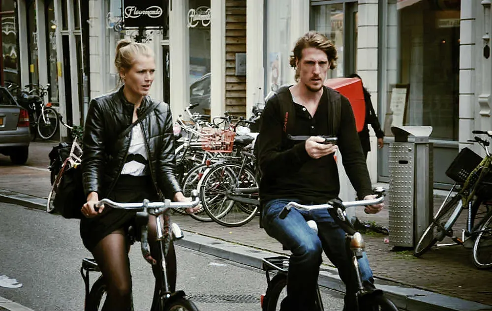Ciclismo urbano en Amsterdam (foto: Marc van Woudenberg)