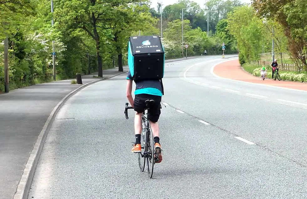 Bicimensajero de Deliveroo.