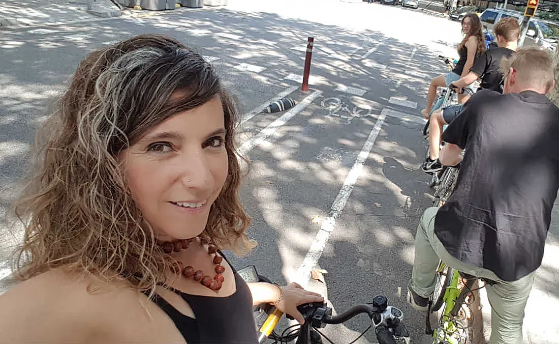 Silvia Casorrán, en bici por Barcelona.