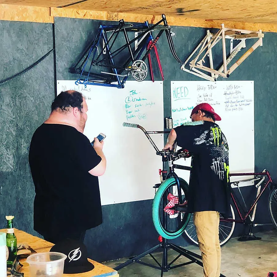 Trabajando en Unwholly Bikes