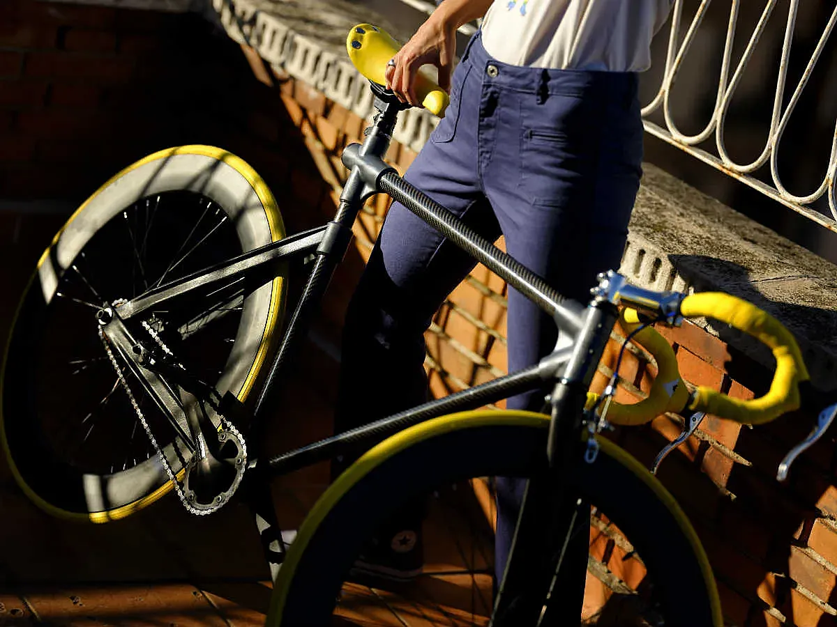 Lucía Español y su bicicleta urbana Cyclic.