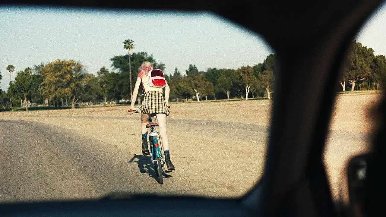 Jules en bicicleta, en una escena de 'Euphoria' (foto: HBO).