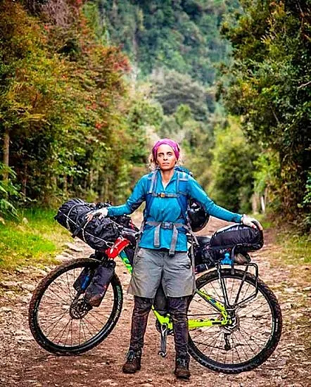 Mujer cicloturista en ruta.